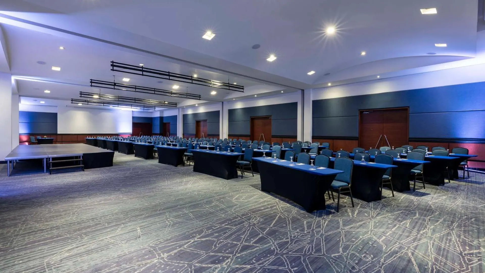 Doubletree By Hilton Bogota Calle 100,Co מלון