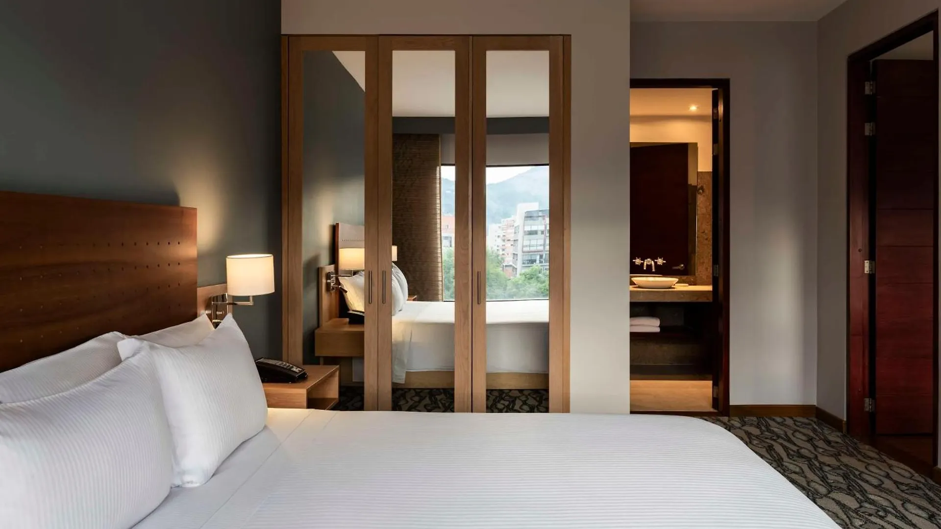 Doubletree By Hilton Bogota Calle 100,Co מלון
